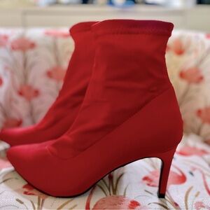 Bright red boots just in time for the holidays! Sz 6
